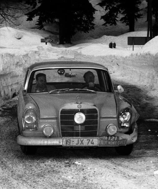 Der Mercedes-Benz 220 E bei der Rallye Monte Carlo, 1960. 